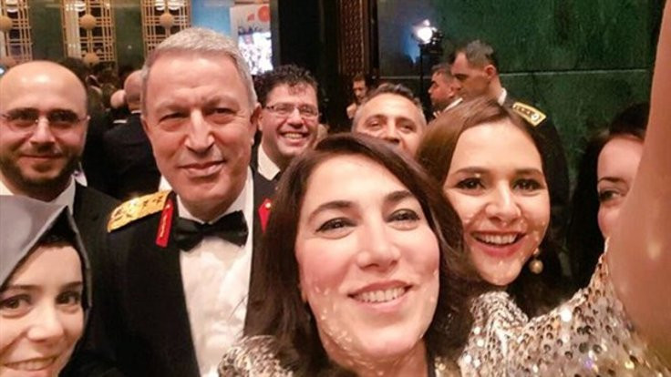 Hulusi Akar'dan gazetecilerle selfie tepkisi: Nereden tanıyayım!