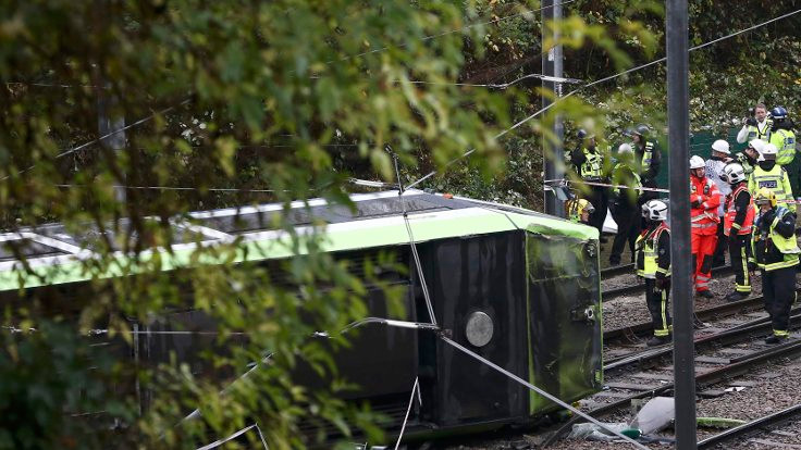 Londra'da tramvay kazası: 50 yaralı