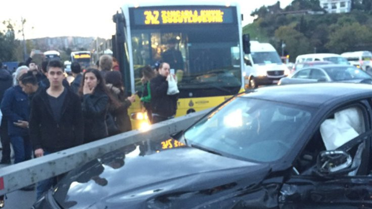 Köprüde metrobüs kazası: İstanbul'da trafik kilit