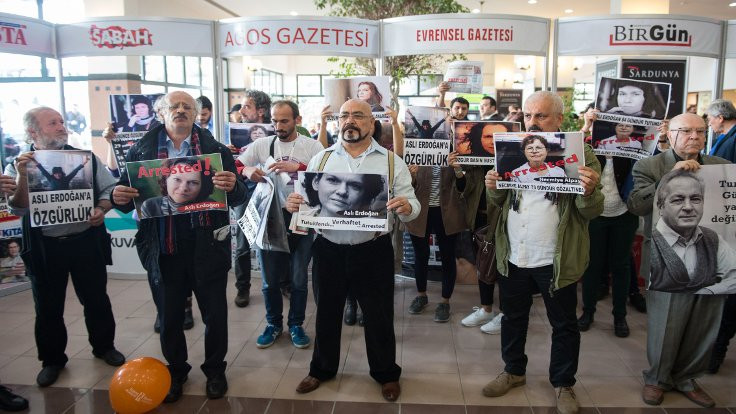 TÜYAP'ta tutuklu gazeteciler için eylem