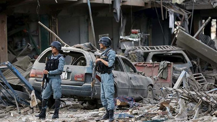 Afganistan'da milletvekilinin aracına bombalı saldırı