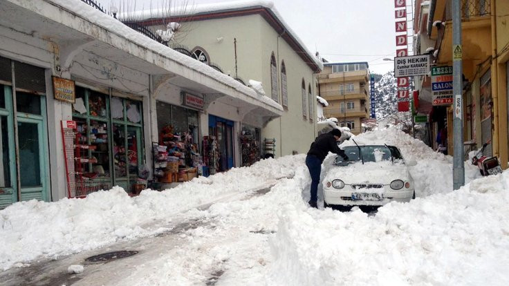 Antalya'da kar 1 metreyi buldu