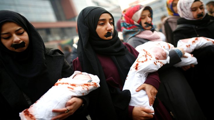 Türkiyeli öğrenciler Halep için temsili bebekle eylem yaptı