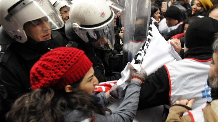 Polis Ankara'ya yürüyen KESK'lileri engelledi