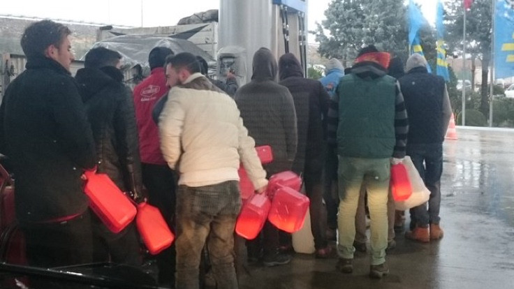 Elektrik kesintisi: İstanbul'da akaryakıt kuyrukları başladı