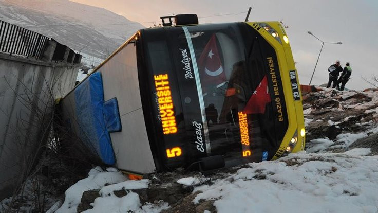 Elazığ'da belediye otobüsü devrildi
