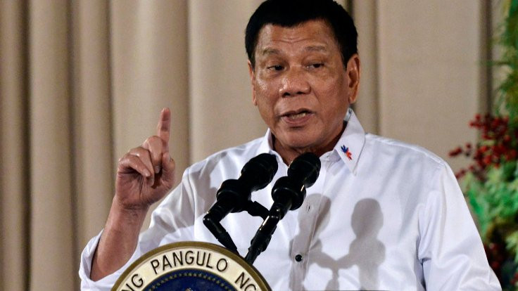 Duterte: Politikacıları daha önce de helikopterden attım, gene atarım