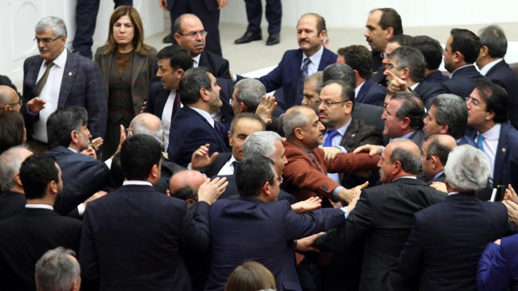 Meclis'te yumruklu kavga: HDP'li vekil revire kaldırıldı