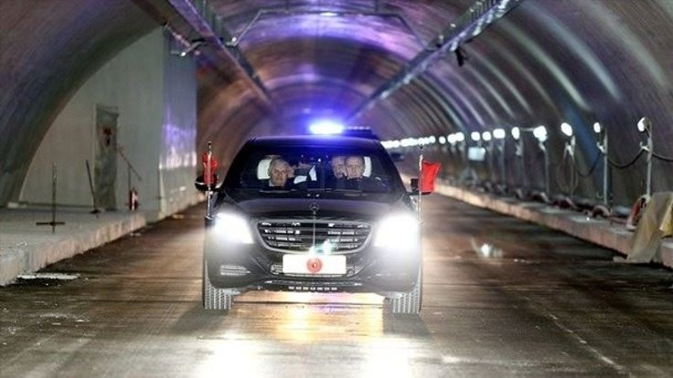 'Atatürk'le 'Abdülhamid Han' tünelde yarışıyor!