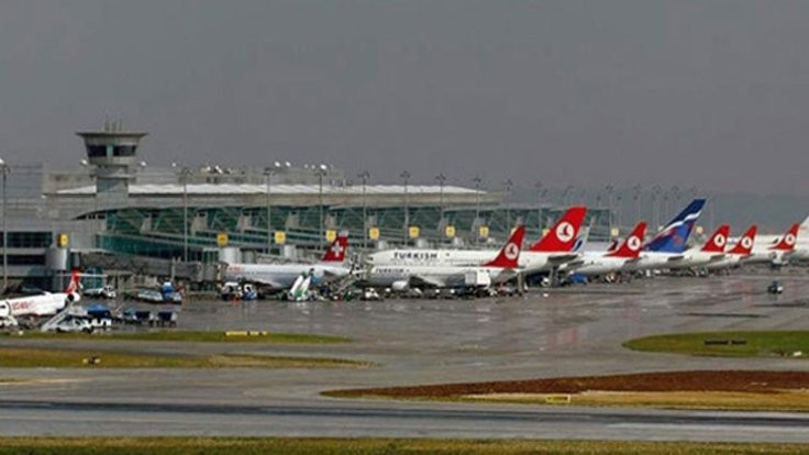 İstanbul'da inişe geçen 2 uçağa yıldırım isabet etti