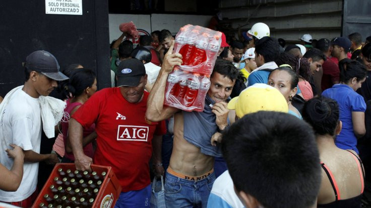 Venezuela'da marketler yağmalandı
