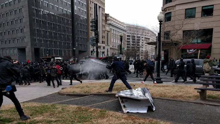 Trump karşıtlarıyla polis arasında çatışma