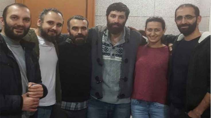 Altı gazetecinin 3'ü tutuklandı