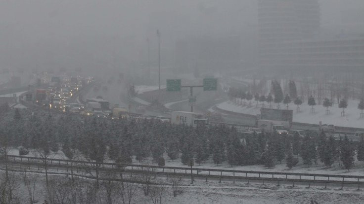 İstanbul'da kar bastırdı: Yollarda alarm