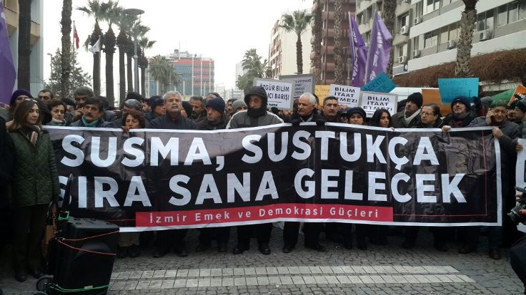 İhraç kararları İzmir'de protesto edildi