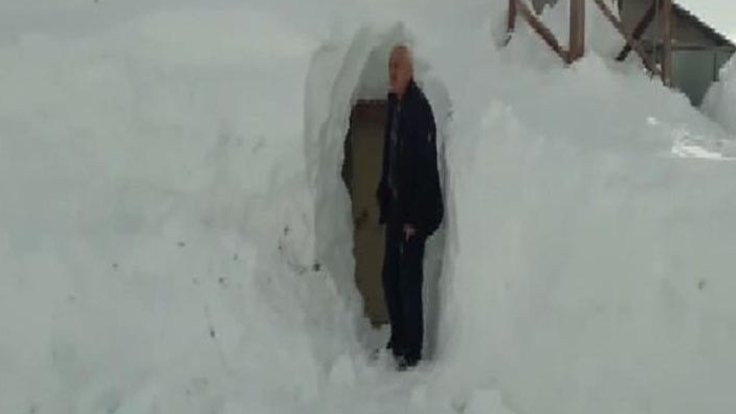 Evlerine, kar içine açtıkları tünelden giriyorlar