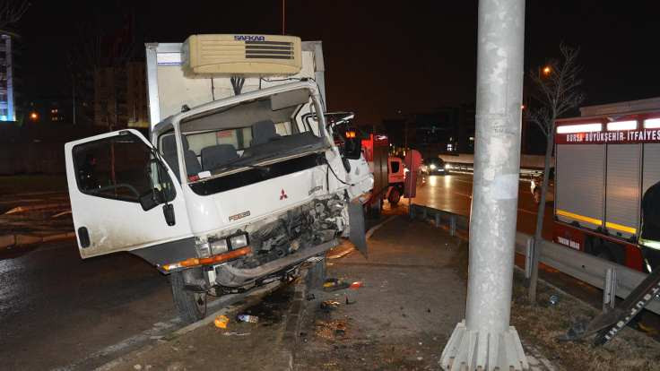 Bursa'da otomobil direğe çarptı