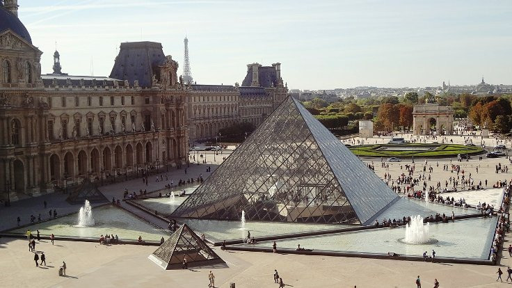 Şiddet Louvre'u da vurdu