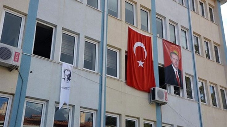 Büyük Erdoğan posteri küçük Atatürk flamasına soruşturma