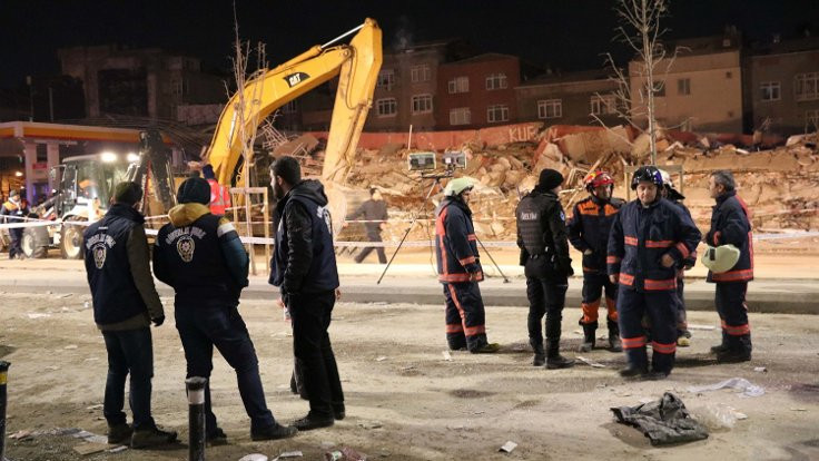 Zeytinburnu'nda bina çöktü: 2 ölü 17 yaralı