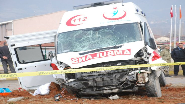 Ambulans ve minibüs çarpıştı: 2 ölü