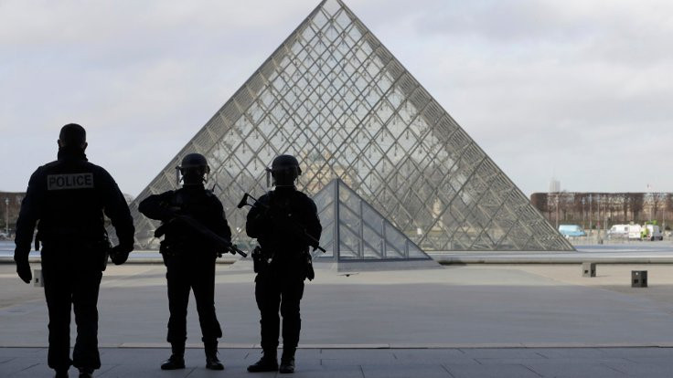 Louvre'da askere palalı saldırı