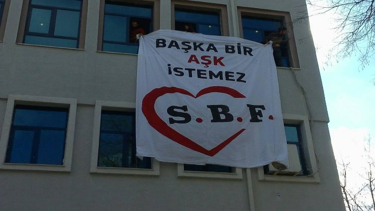 Öğrenciler 'Başka bir aşk istemez, SBF' pankartı astı
