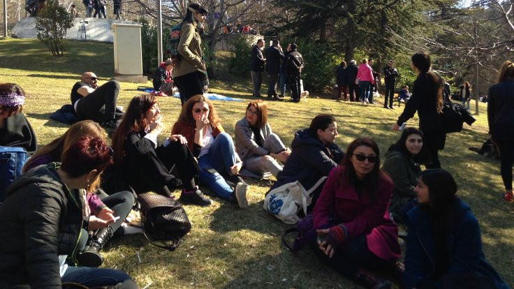 Parktaki kadın söyleşisine Büyükşehir engeli