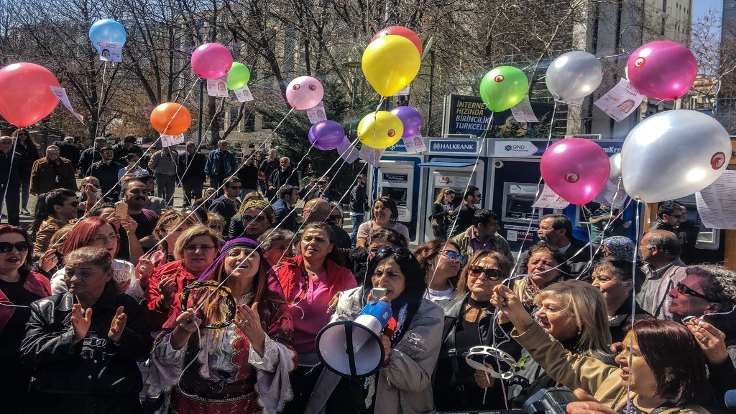 Kadınlar 'hayır' için balon uçurdu