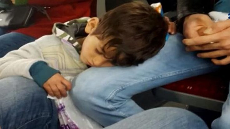 Selpakçı çocuk yolcunun dizinde uyudu
