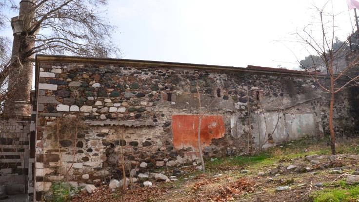 Tarihi Ulucami'nin duvarları çatladı
