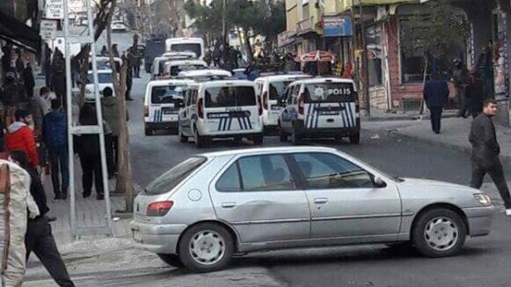 Gazi Mahallesi'nde polis baskınları