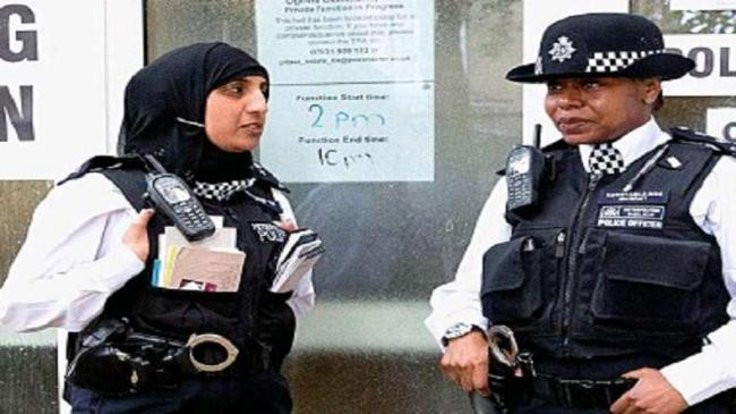 İskoçya'da kadın polislere başörtüsü izni