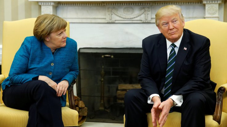 Trump, Merkel'in elini sıkmadı