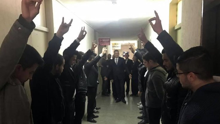 AK Partili vekili, MHP'liler 'bozkurt'la karşıladı