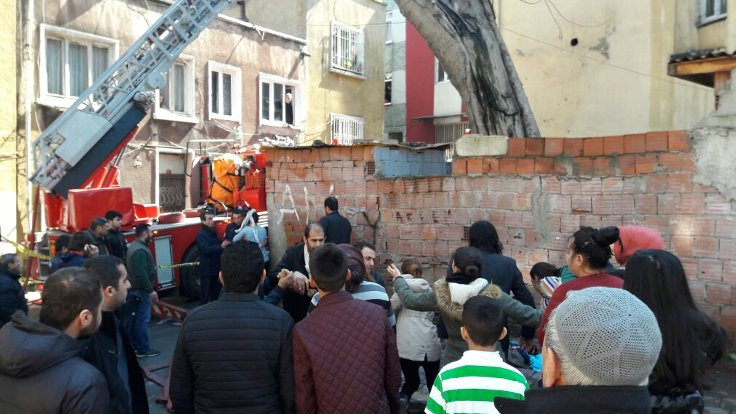 Beyoğlu'nda yangın: Çocuklar can verdi