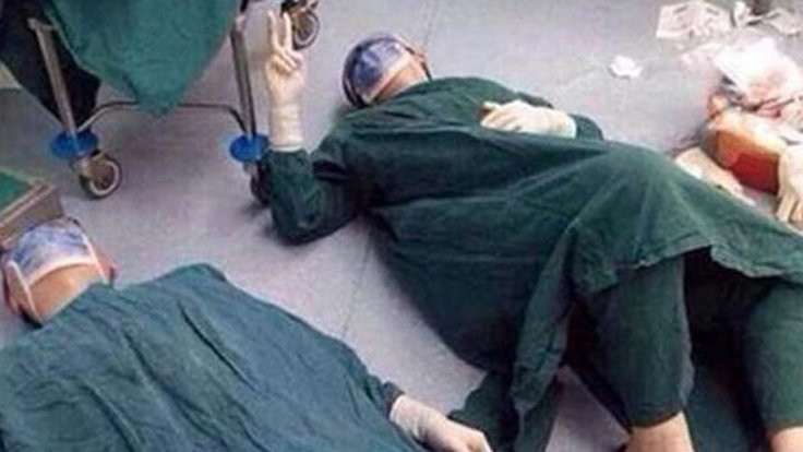 Doktorlar 32 saatlik ameliyat sonrası yere yığıldı