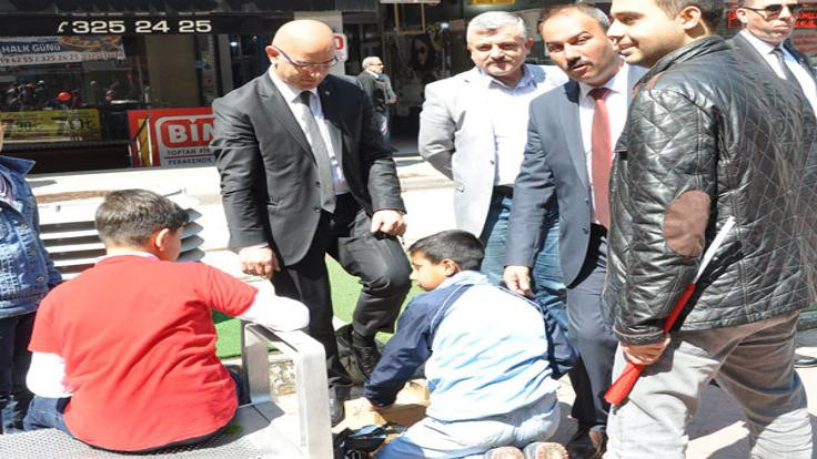 MHP'li başkan 23 Nisan'da çocuğa ayakkabılarını boyattı