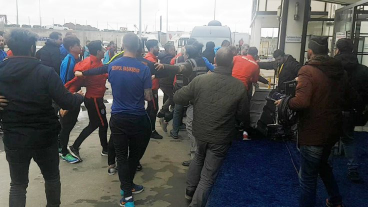 Gazetecilere saldıran 2 futbolcu kadro dışı