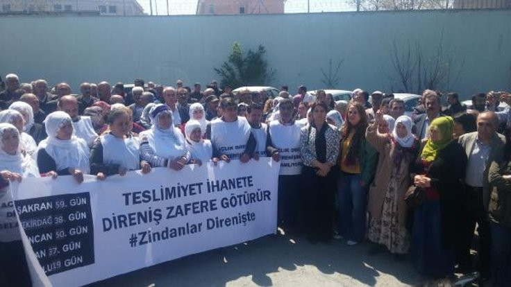 Pervin Buldan'dan cezaevi önünde oturma eylemi