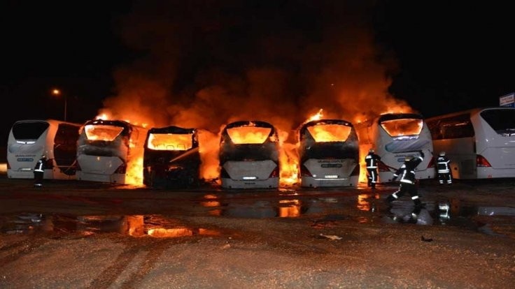 Bursa'da park halindeki 7 otobüs yandı