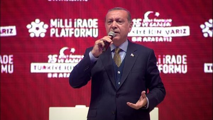 Erdoğan kürsüde alnından öptü