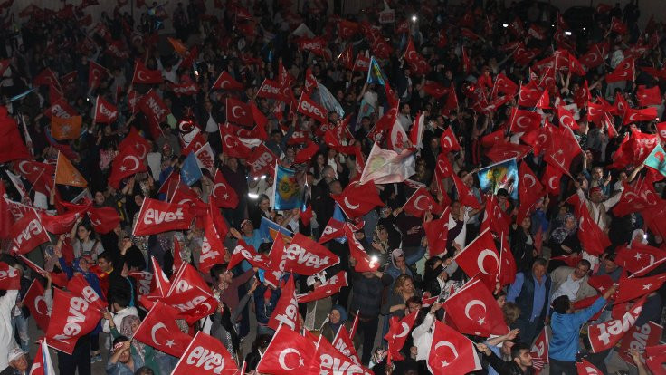 İzmir'de AK Parti kutlaması: Hayırcılar da kazanmış gibi