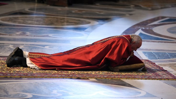 Papa, haçın önünde yatarak ibadet etti