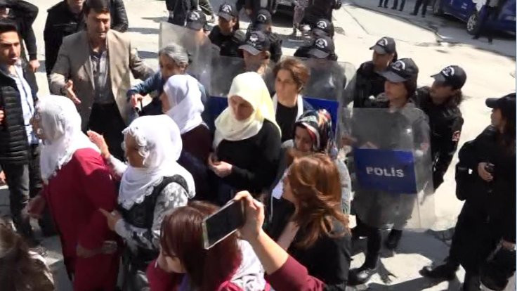 Polis Barış Anneleri'ni kalkanlarla iterek dağıttı