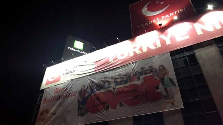 Saadet Partisi il başkanlığına 'evet' pankartı asıldı