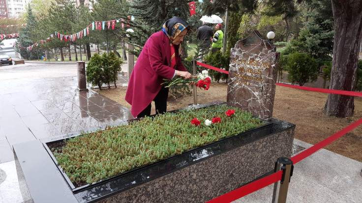 Türkeş'in mezarına ziyaret