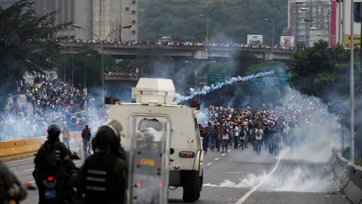 Venezuela'daki gösterilerde en az 10 kişi öldürüldü