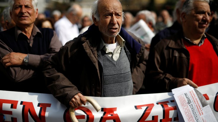 Yunanistan'da emekliler sokakta: Maaşımızı değil, boğazınızı kesin