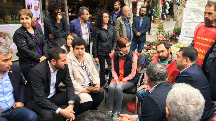 Kardeş Türküler ve tiyatroculardan Gülmen ve Özakça'ya destek